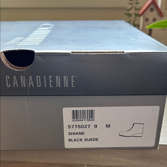 La Canadienne Shiane Black Suede Boots - Picture 2 of 13